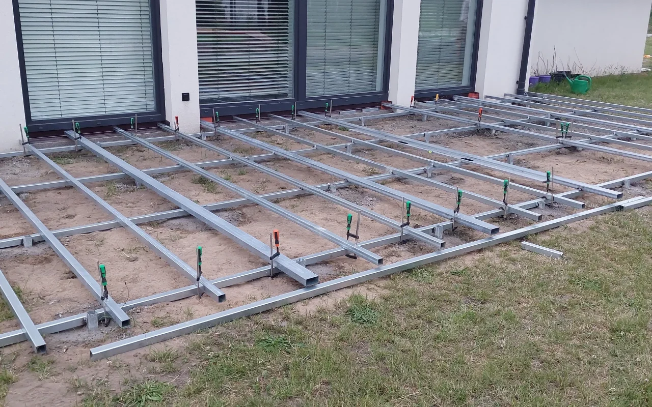 Aluminiowa konstrukcja legarów pod taras kompozytowy przed montażem desek