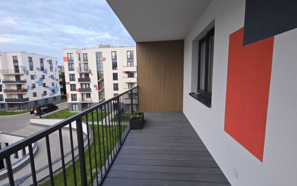 Realizacja balkonu z deski kompozytowej Nexo Grafit/ lamele Beige | Kraków