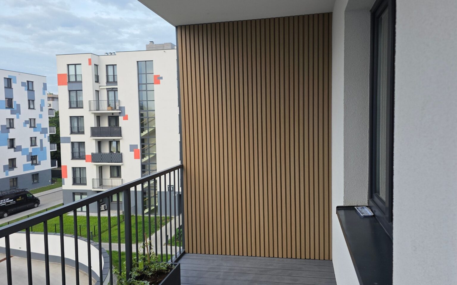 Realizacja balkonu z deski kompozytowej Nexo Grafit/ lamele Beige | Kraków