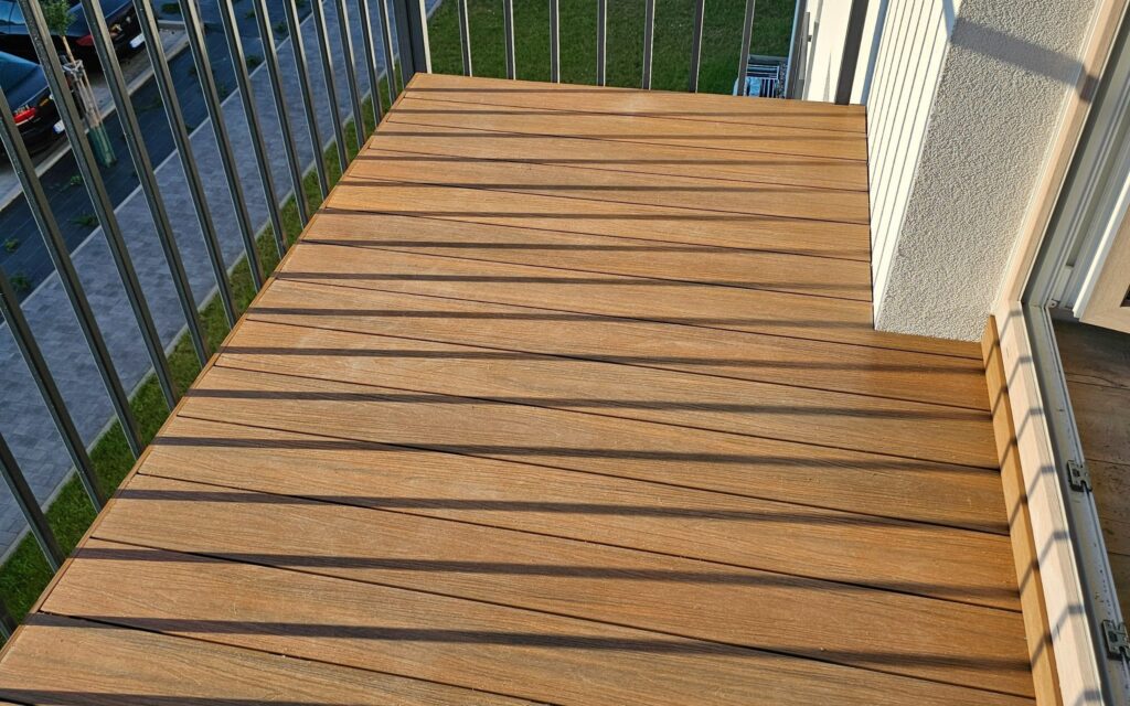 Realizacja małego balkon z deski kompozytowej Nexo Rustykalny | Żory