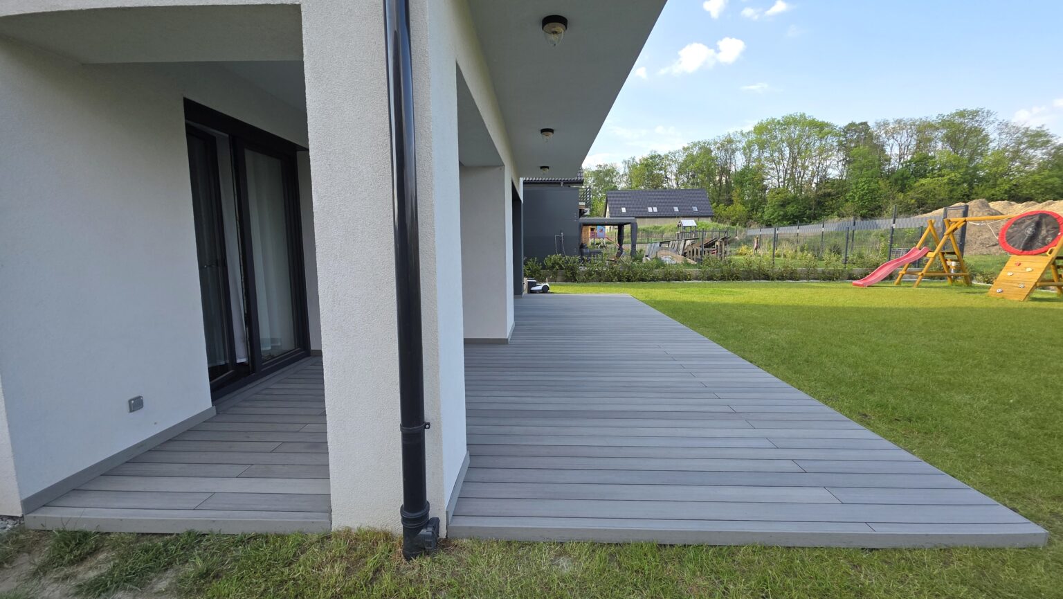 Realizacja tarasu z deski kompozytowej Natural Szary | Radzionków