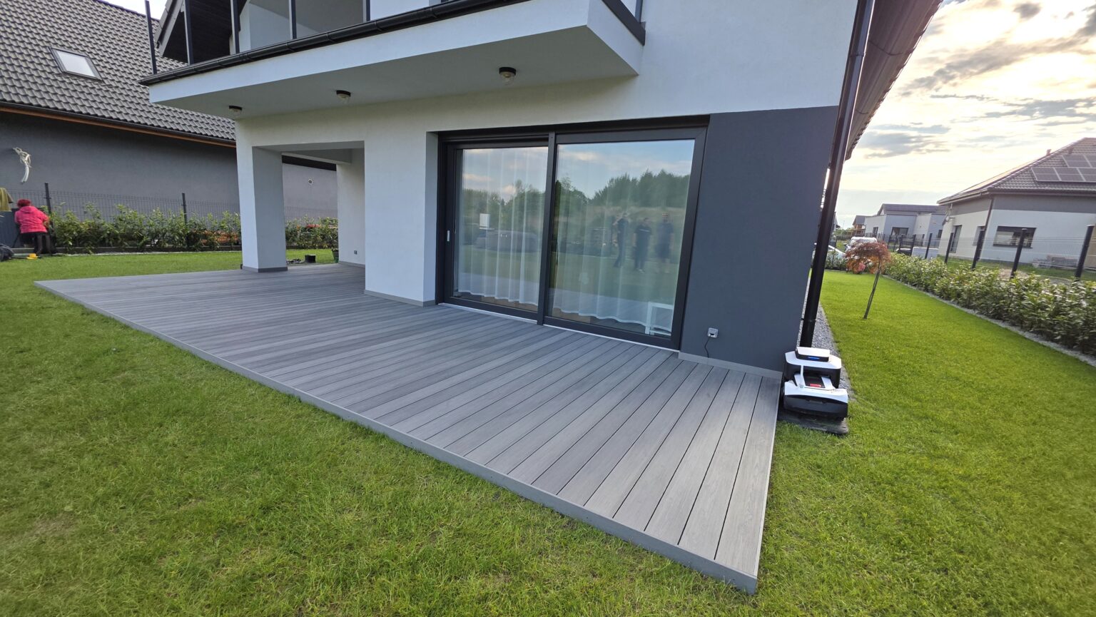 Realizacja tarasu z deski kompozytowej Natural Szary | Radzionków