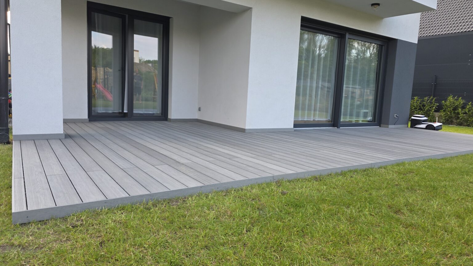 Realizacja tarasu z deski kompozytowej Natural Szary | Radzionków
