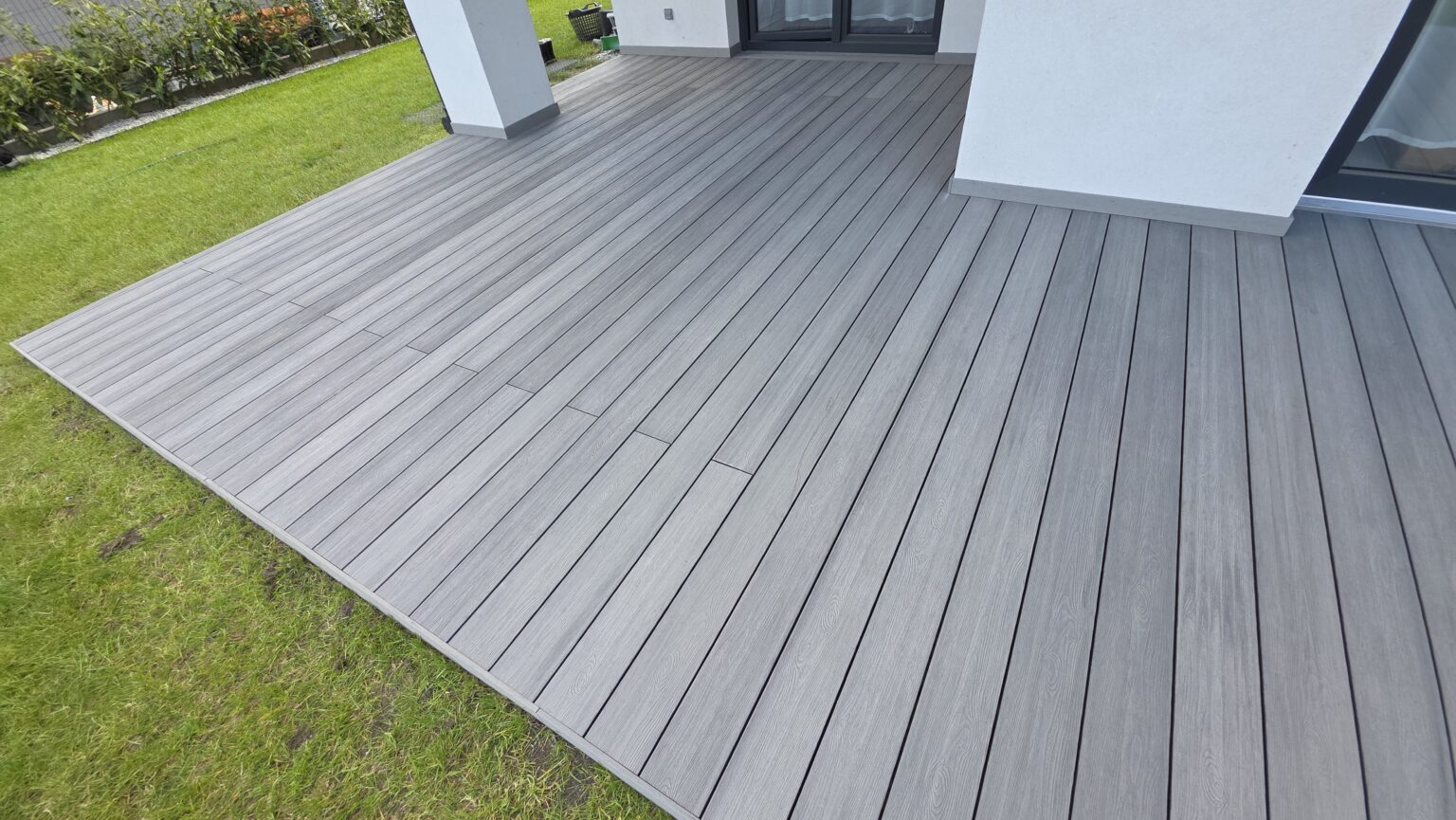 Realizacja tarasu z deski kompozytowej Natural Szary | Radzionków