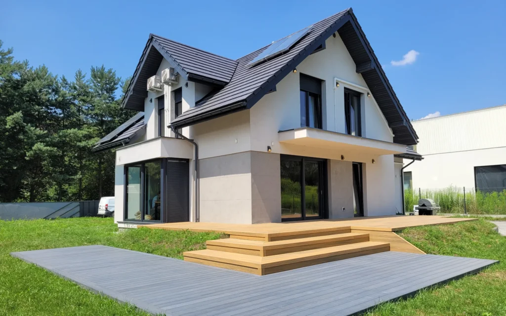 Stylowa przestrzeń przy domu – połączenie desek kompozytowych Nexo Złoty Dąb i Szary | Imielin