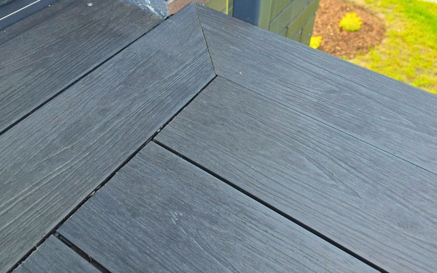 Realizacja małego balkonu z deski kompozytowej Nexo Grafit