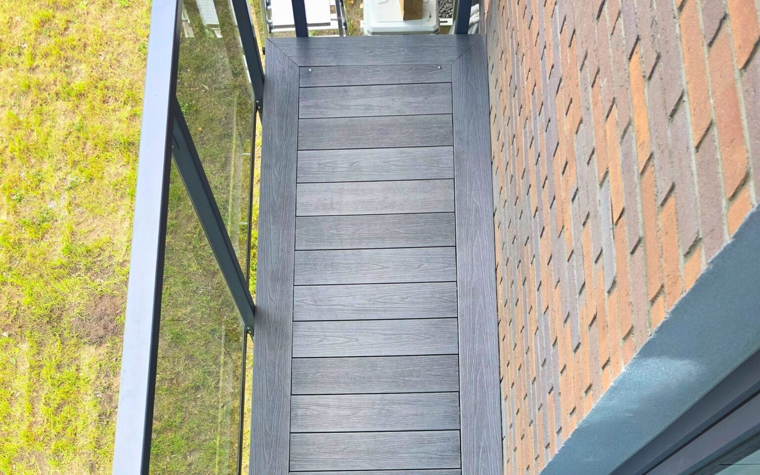 Realizacja małego balkonu z deski kompozytowej Nexo Grafit