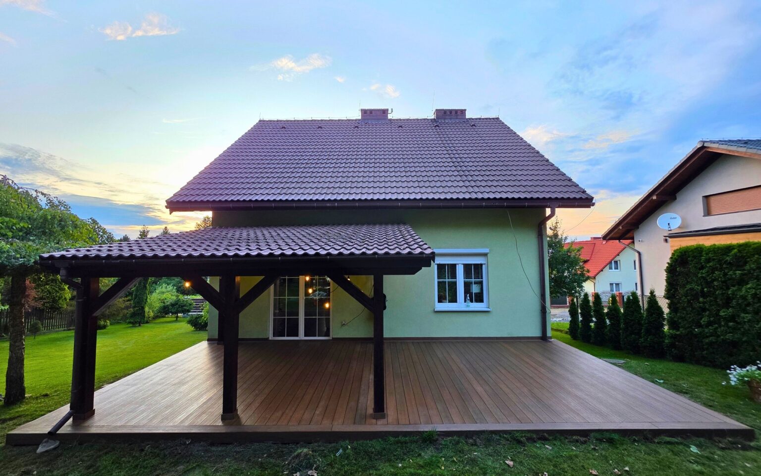 Taras z deski kompozytowej Nexo Rustykalny na kostce brukowej | Kozy