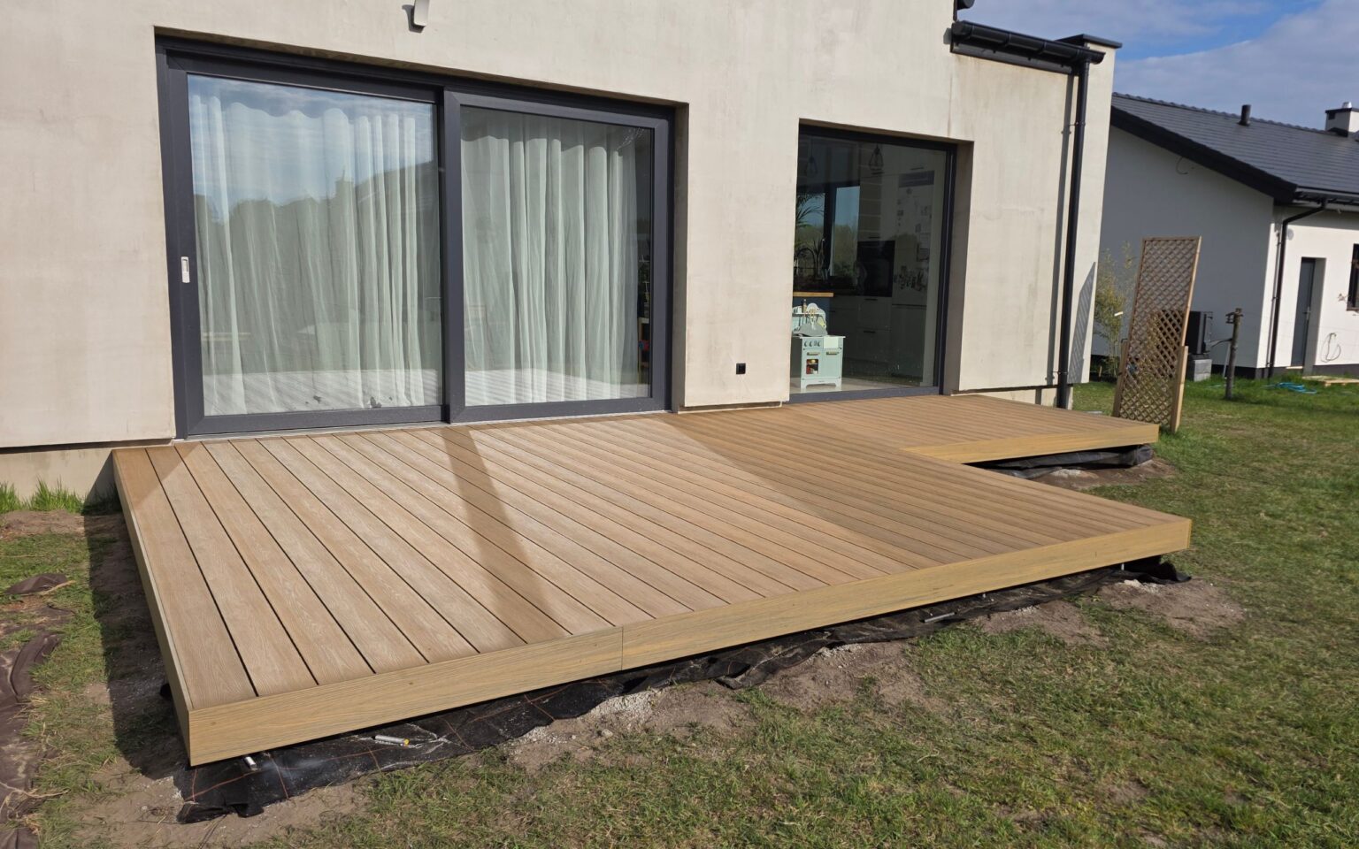 Realizacja tarasu z deski kompozytowej Natural Jasny Brąz | Nieborowice